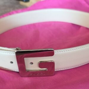 Beautiful Gucci Off-White/Eggshell Leather Belt with Silver Buckle